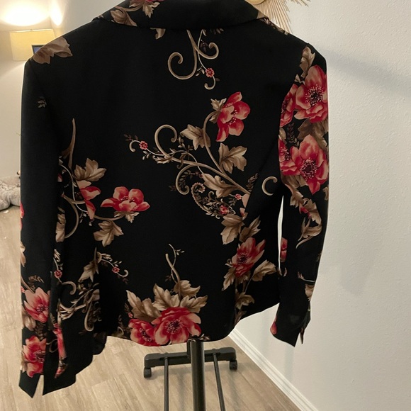 Emma James black and floral blazer. Size 6 - Picture 2 of 3